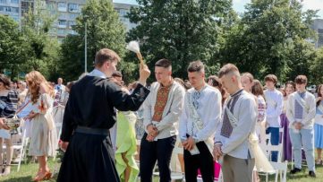 Урочистості з нагоди вручення свідоцтв 01