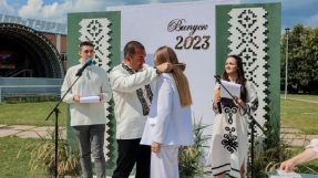 Урочистості з нагоди вручення свідоцтв 05