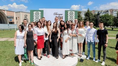 Урочистості з нагоди вручення свідоцтв 07