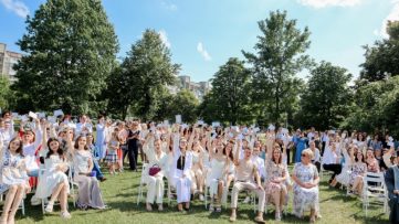 Урочистості з нагоди вручення свідоцтв 09