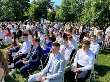 Урочистості з нагоди вручення свідоцтв 12