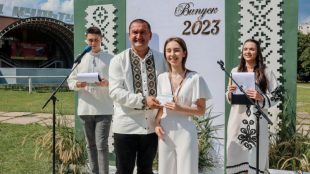 Урочистості з нагоди вручення свідоцтв 27