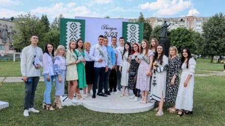 Урочистості з нагоди вручення свідоцтв 42