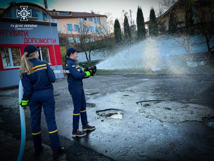 Юні рятувальники продовжують вивчення рятувальної справи 7